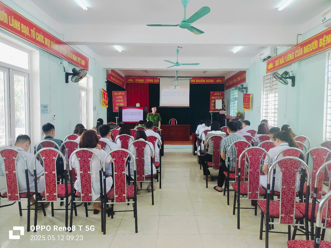 Sáng 12.5.2025 Bệnh viện đa khoa huyện Bắc Mê phối hợp cùng Đội Cảnh sát Phòng cháy chữa cháy và Cứu nạn cứu hộ (PCCC&CNCH) - Công an tỉnh Hà Giang tổ chức buổi tập huấn Nghiệp vụ Phòng cháy chữa cháy (PCCC) năm 2025.